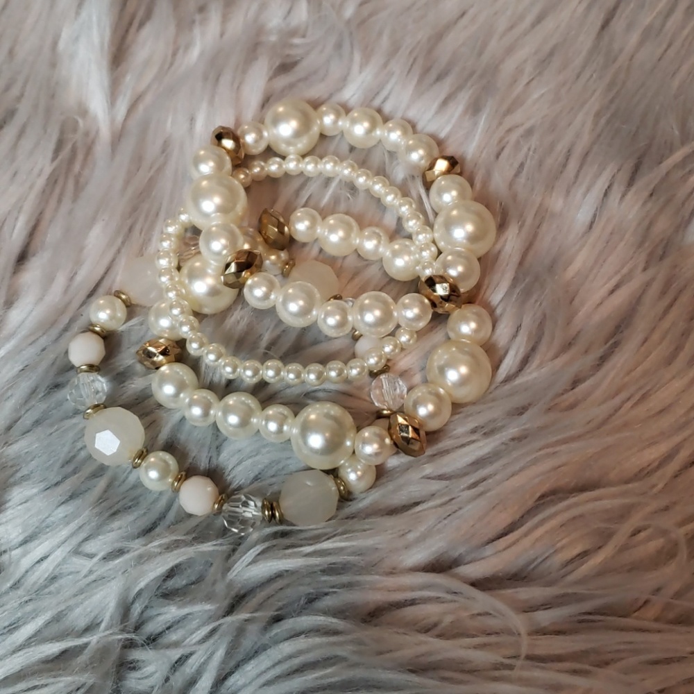 ⬇️ Set of 4 Pearl Bracelets